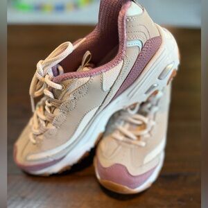 Skechers D’Lites Air Cooled Memory Foam Women’s Sneakers. Excellent condition.